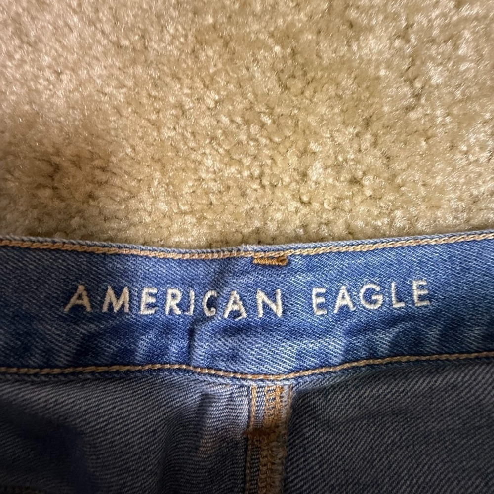 American Eagle Jeans Womens 6 Light Wash Mom Jean High Rise Raw Hem Pants - Picture 3 of 8